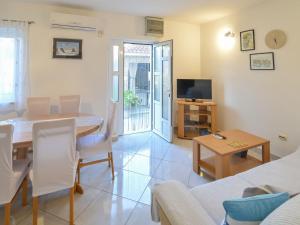 TV a/nebo společenská místnost v ubytování Apartment Ana-1 by Interhome