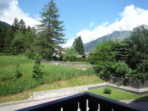 vista su un giardino con recinzione e montagne di Apartment Clos du Savoy-15 by Interhome a Chamonix-Mont-Blanc Altre 17 foto