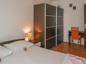 Postel nebo postele na pokoji v ubytování Apartment Ana-1 by Interhome