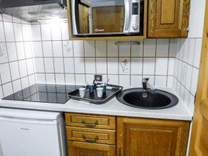 Кухня или мини-кухня в Apartment Clos du Savoy-15 by Interhome
