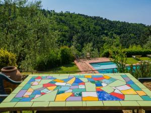 una mesa de mosaico con vistas a la piscina en Apartment Tipologia Trilocale by Interhome, en Fornello
