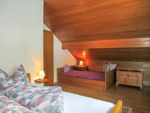 MühldorfにあるHoliday Home Stefanie by Interhomeのソファとベッドのあるリビングルーム