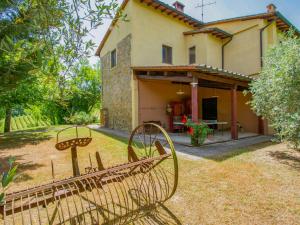 a house with a bench in front of it at Holiday Home Casa dei Ciliegi by Interhome in Querce