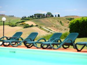 eine Reihe blauer Stühle mit Blick auf ein Feld in der Unterkunft Apartment Staffolino by Interhome in Casetta