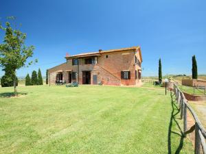 ein altes Backsteingebäude auf einem Feld mit einem Zaun in der Unterkunft Apartment Staffolino by Interhome in Casetta