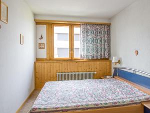 1 dormitorio con cama y ventana en Apartment Arzinol 402 by Interhome en Les Collons