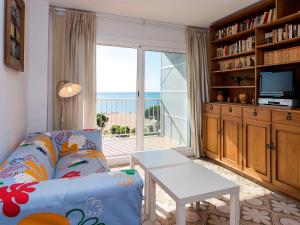 マルグラット・デ・マルにあるApartment Paisos Catalans by Interhomeのリビングルーム(ソファ付)が備わり、海の景色を望めます。