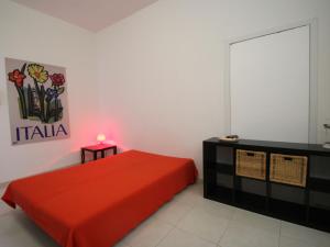 1 dormitorio con cama roja y vestidor en Apartment Ada by Interhome, en Castro di Lecce