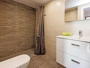 マルグラット・デ・マルにあるApartment Paisos Catalans by Interhomeのバスルーム(トイレ、洗面台、シャワー付)