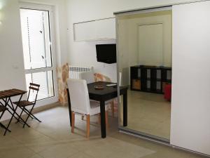 カストロ・ディ・レッチェにあるApartment Ada by Interhomeのダイニングルーム(テーブル、椅子、鏡付)