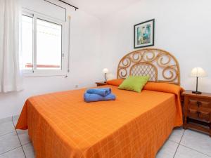 リャンサにあるHoliday Home El Paraiso by Interhomeのベッドルーム1室(青い枕2つ付)