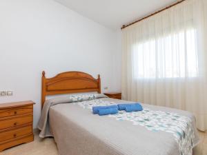 Les Planes del ReiにあるApartment Eurosol by Interhomeのベッドルーム1室(青い枕2つ付)
