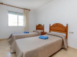 Les Planes del ReiにあるApartment Eurosol by Interhomeのベッドルーム1室(青い枕付きのベッド2台付)
