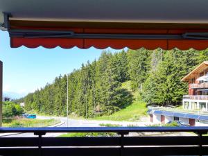 uma vista a partir de uma janela de autocarro de uma estrada e árvores em Apartment Les Choucas B by Interhome em Vermala