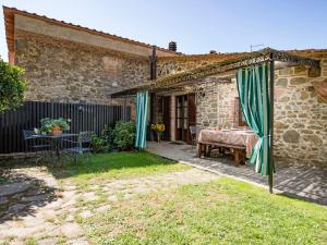 eine Terrasse mit einem Tisch und grünen Sonnenschirmen in der Unterkunft Holiday Home Casa Graziani-5 by Interhome in Ravigliano