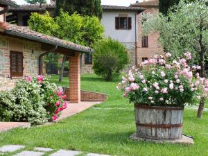 ein Fass Blumen im Hof eines Hauses in der Unterkunft Holiday Home Casa Graziani-5 by Interhome in Ravigliano