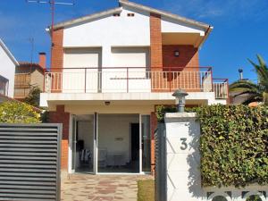 una casa con balcone sopra di Holiday Home Estiu by Interhome a Pineda de Mar