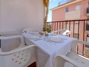 una mesa con un mantel blanco en el balcón en Apartment Edificio Garcomar I by Interhome, en Segur de Calafell