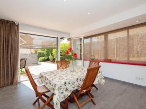 una sala da pranzo con tavolo e vaso di fiori di Holiday Home Estiu by Interhome a Pineda de Mar