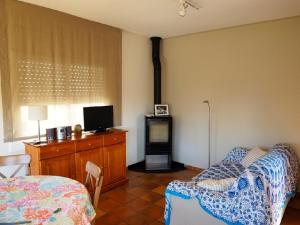 ein Wohnzimmer mit einem Sofa, einem Tisch und einem TV in der Unterkunft Holiday Home Estiu by Interhome in Pineda de Mar