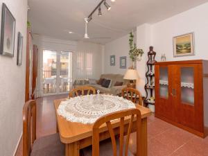 comedor y sala de estar con mesa y sillas en Apartment Edificio Garcomar I by Interhome, en Segur de Calafell