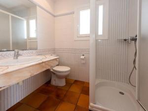 Koupelna v ubytování Holiday Home Estiu by Interhome