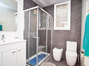 een badkamer met een douche, een toilet en een wastafel bij Apartment Eixample Esquerre Gran Via Balmes by Interhome in Barcelona