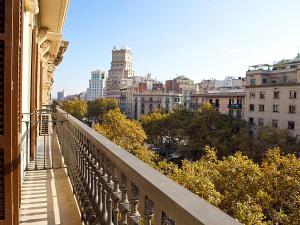 バルセロナにあるApartment Eixample Esquerre Gran Via Balmes by Interhomeの市街の景色を望む建物のバルコニー