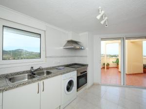 cocina con fregadero y lavavajillas en Apartment Playsol-1 by Interhome, en Calpe