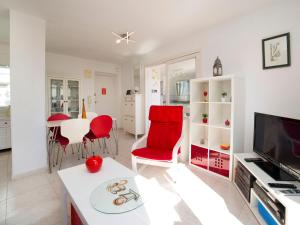 sala de estar con sillas rojas y mesa en Apartment Playsol-1 by Interhome, en Calpe