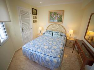 グアルダマル・デル・セグラにあるHoliday Home Happy Day by Interhomeのベッドルーム1室(青い掛け布団付きのベッド1台付)