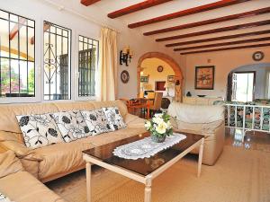 un soggiorno con divano e tavolo di Holiday Home Portichol by Interhome a Balcon del Mar