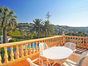 un tavolo bianco e sedie sul balcone di Holiday Home Portichol by Interhome a Balcon del Mar