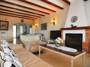 un soggiorno con divano e camino di Holiday Home Portichol by Interhome a Balcon del Mar