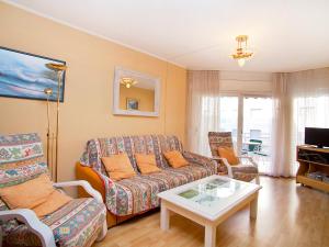 sala de estar con sofá y mesa en Apartment Edificio Blanqueries by Interhome, en Calella