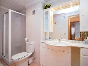 A bathroom at Apartment Edificio Blanqueries by Interhome