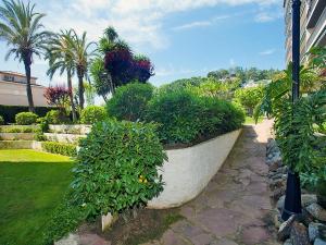 A garden outside Apartment Edificio Blanqueries by Interhome