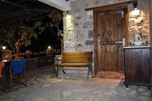 Fotografie z fotogalerie ubytování Μικρή Πέτρινη Μεζονέτα 2 v destinaci Lílaia
