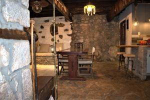 Fotografie z fotogalerie ubytování Μικρή Πέτρινη Μεζονέτα 2 v destinaci Lílaia