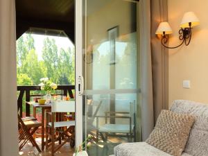 ドーヴィルにあるApartment L'Orée du Golf-2 by Interhomeのガラスドアからバルコニー(テーブル、椅子付)へアクセスできます。
