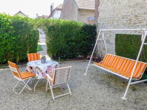 una mesa y 2 sillas con una mesa y un columpio en Villa Villa by Interhome en Villers-sur-Mer