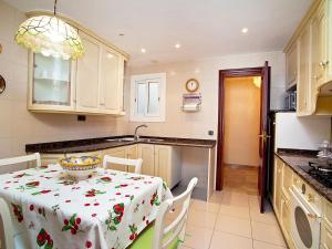 une cuisine avec une table et un chiffon de table. dans l'établissement Apartment Pg Gracia - Valencia by Interhome, à Barcelone