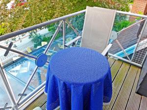 ノルトダイヒにあるApartment Dehne-2 by Interhomeの青いテーブルと椅子付きのバルコニー