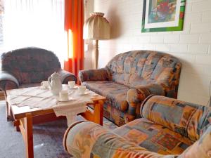 Sala de estar con 2 sofás y mesa de centro en Holiday Home Koralle-1 by Interhome, en Norddeich