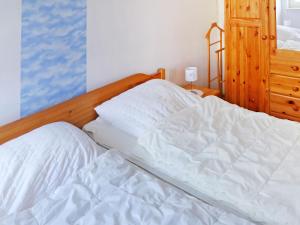 ドルヌマージールにあるHoliday Home Gila by Interhomeの木製ヘッドボード付きのベッドルームのベッド1台