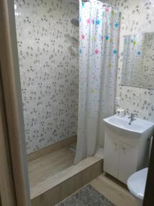 Koupelna v ubytování 2 osobowe kawalerki w domkach FreezerHause Kozery- NoclegiGrodziskPL 792-535-535