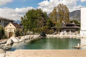 una pozza d'acqua davanti a una casa di Stadele a Lana
