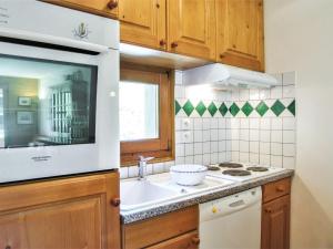 Kitchen o kitchenette sa Apartment Les Capucins by Interhome