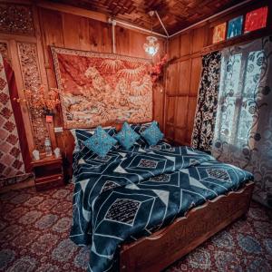 una camera con un letto in una stanza con pareti in legno di Lake Palace Group Of House Boats a Srinagar