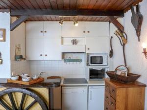 Ett kök eller pentry på Studio Lognan-1 by Interhome
